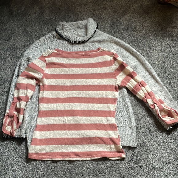 Two sweaters - Picture 2 of 7